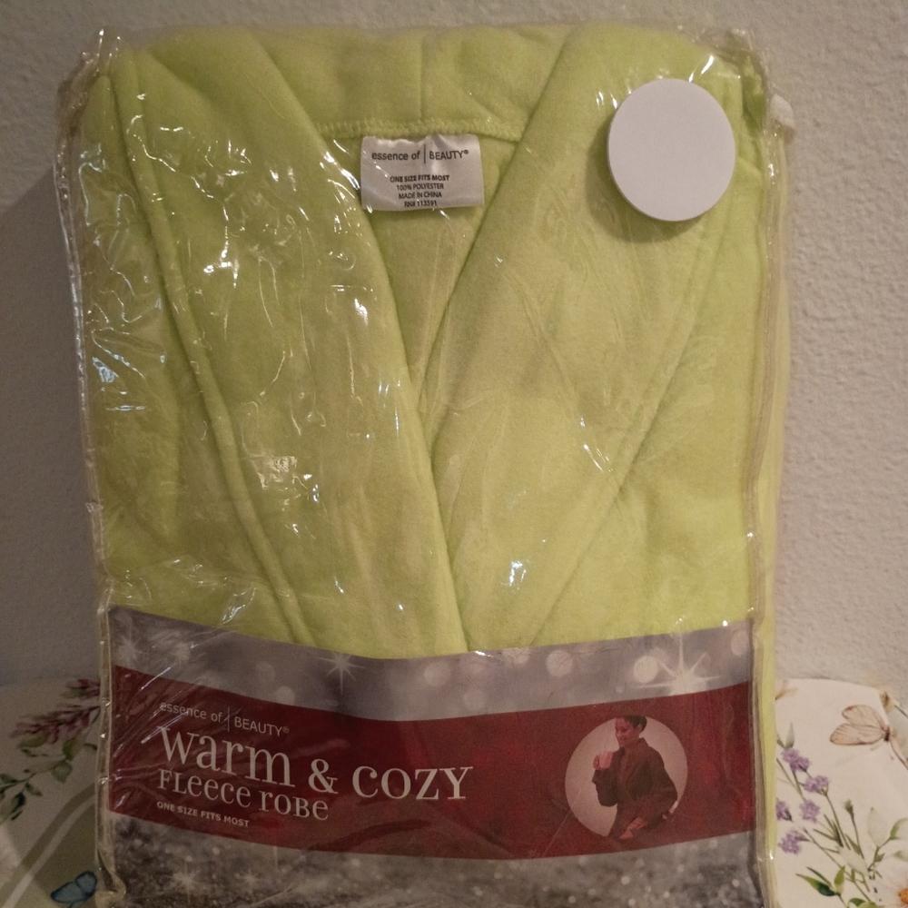 NWT Brand New Warm & Cozy Fleece Robe in Light Green
